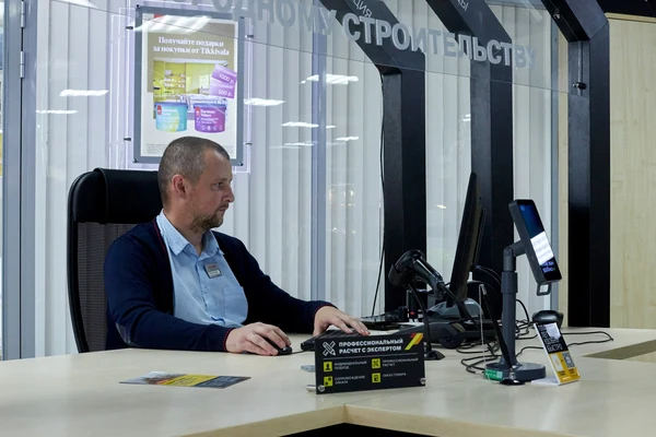 Эксперт консультирует клиента онлайн