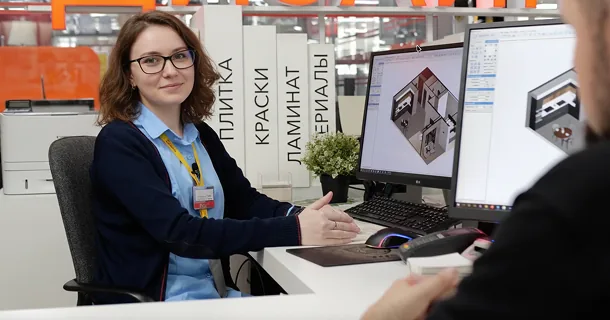 Дизайнер консультирует клиента в студии